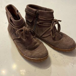 UGG Rianne Women booties Sz 8 US. Chestnut color. Suede leather with zipper.